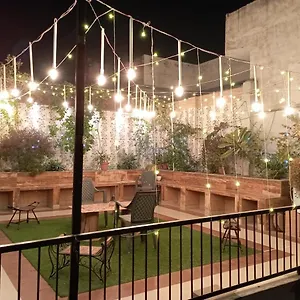 The Hideout - Near Taj Indien